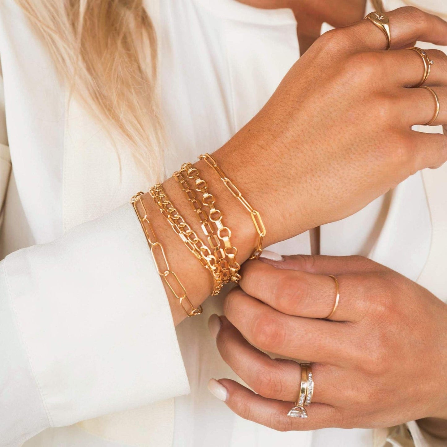 Gold linked bracelet